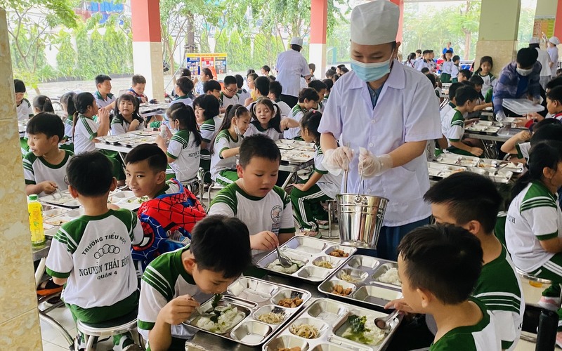 Hiểm họa rình rập trẻ em từ thực phẩm kém chất lượng