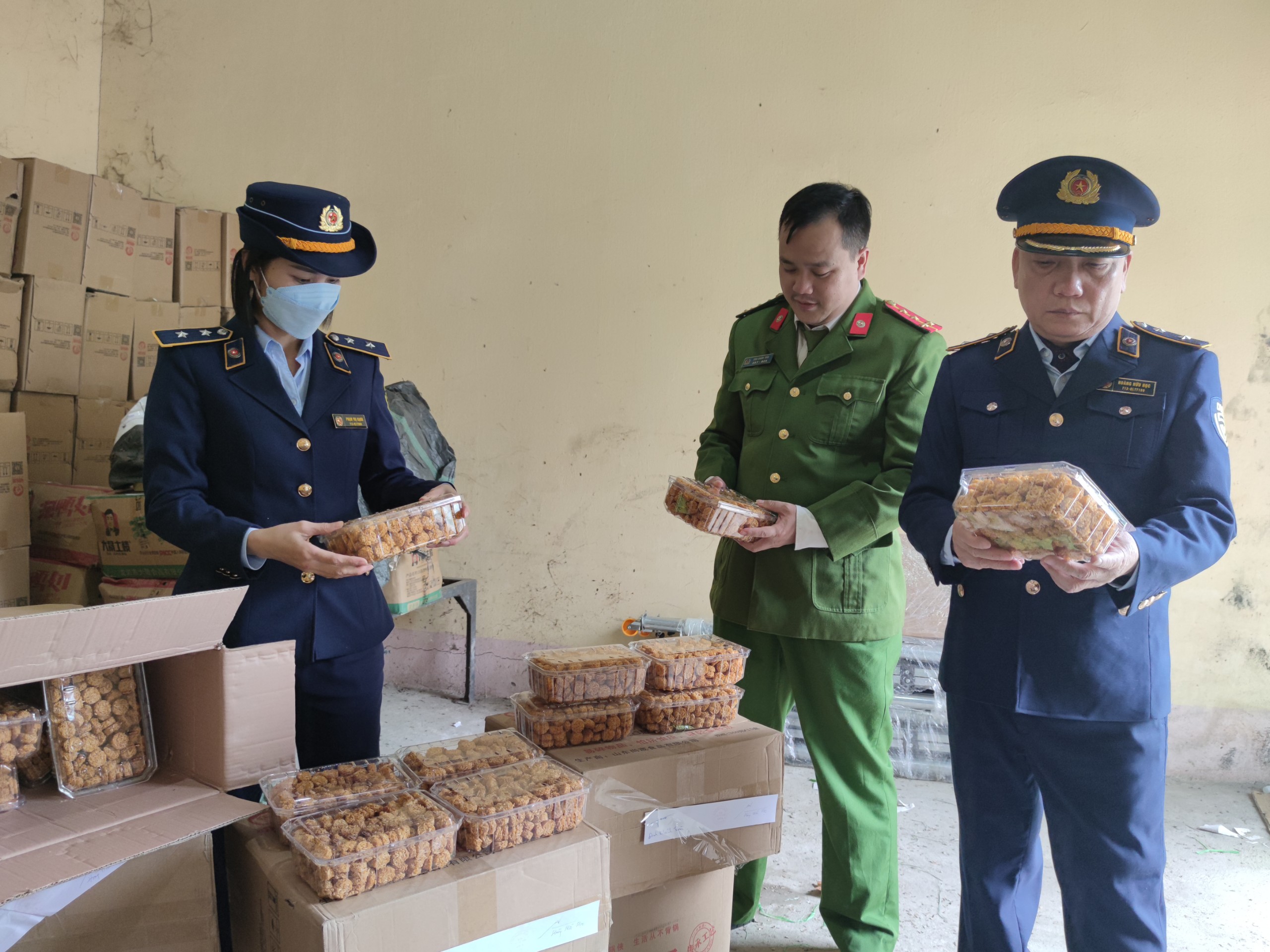 Ngăn chặn, xử lý gần 1.500 hộp mì tôm ăn liền không rõ nguồn gốc