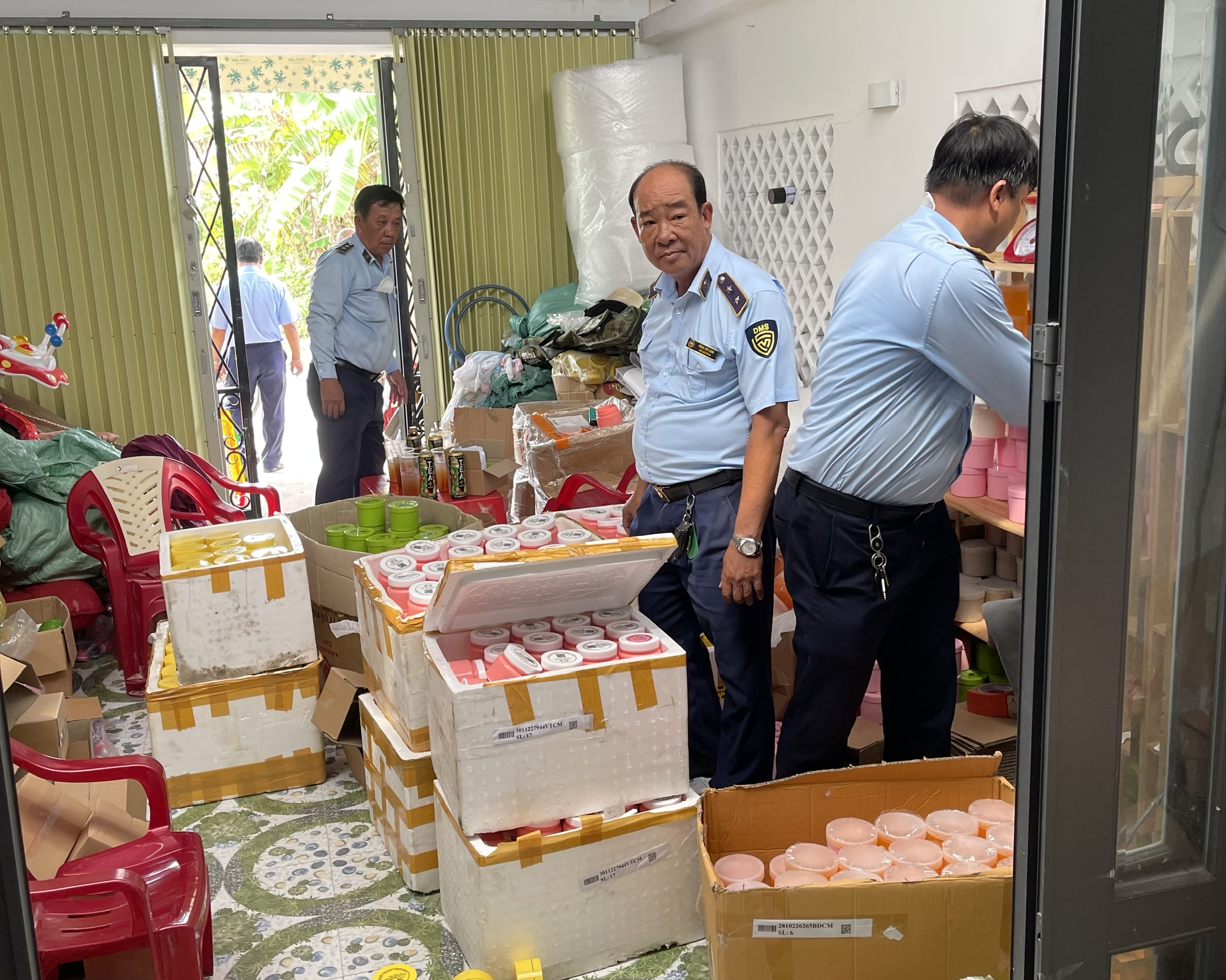 Hàng nghìn hộp kem bôi da không có nguồn gốc bị phát hiện tại một hộ kinh doanh