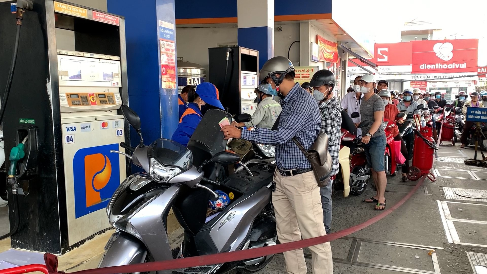 Giá xăng trong nước có thể về mức 20.000 đồnglít