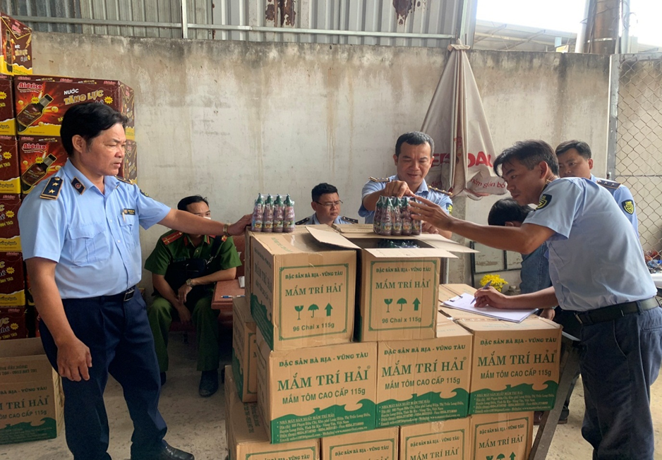 Cần Thơ xử phạt cơ sở kinh doanh hàng ngàn sản phẩm giả nhãn hiệu mắm Trí Hải