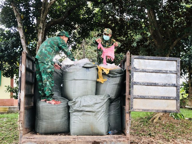 Thu giữ hàng tấn nội tạng bốc mùi mỹ phẩm trên đường đi tiêu thụ