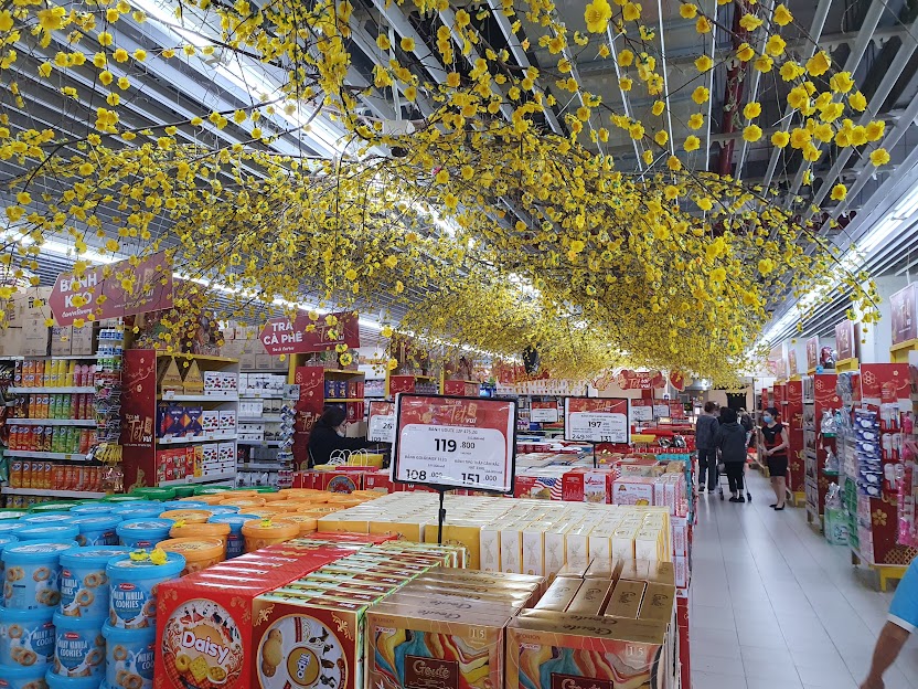 Các nhà bán lẻ đua nhau tung chương trình khuyến mại hút khách hàng mua sắm cuối năm