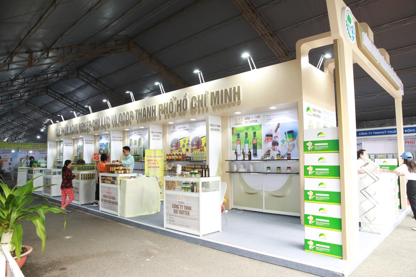 Nhiều người sắm Tết sớm tại triển lãm sản phẩm nông nghiệp và OCOP