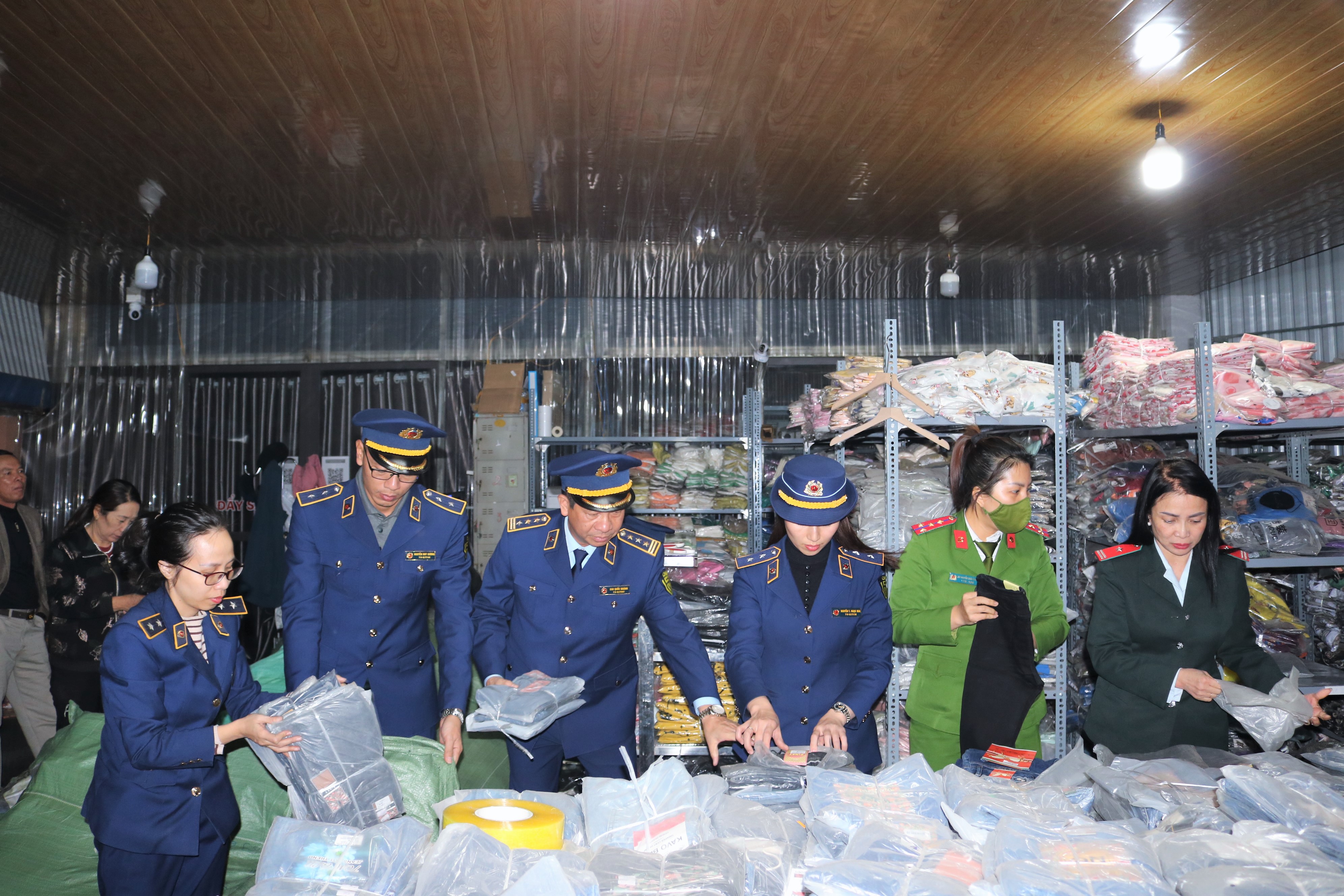 Thu giữ gần 6.000 sản phẩm quần áo không rõ nguồn gốc xuất xứ