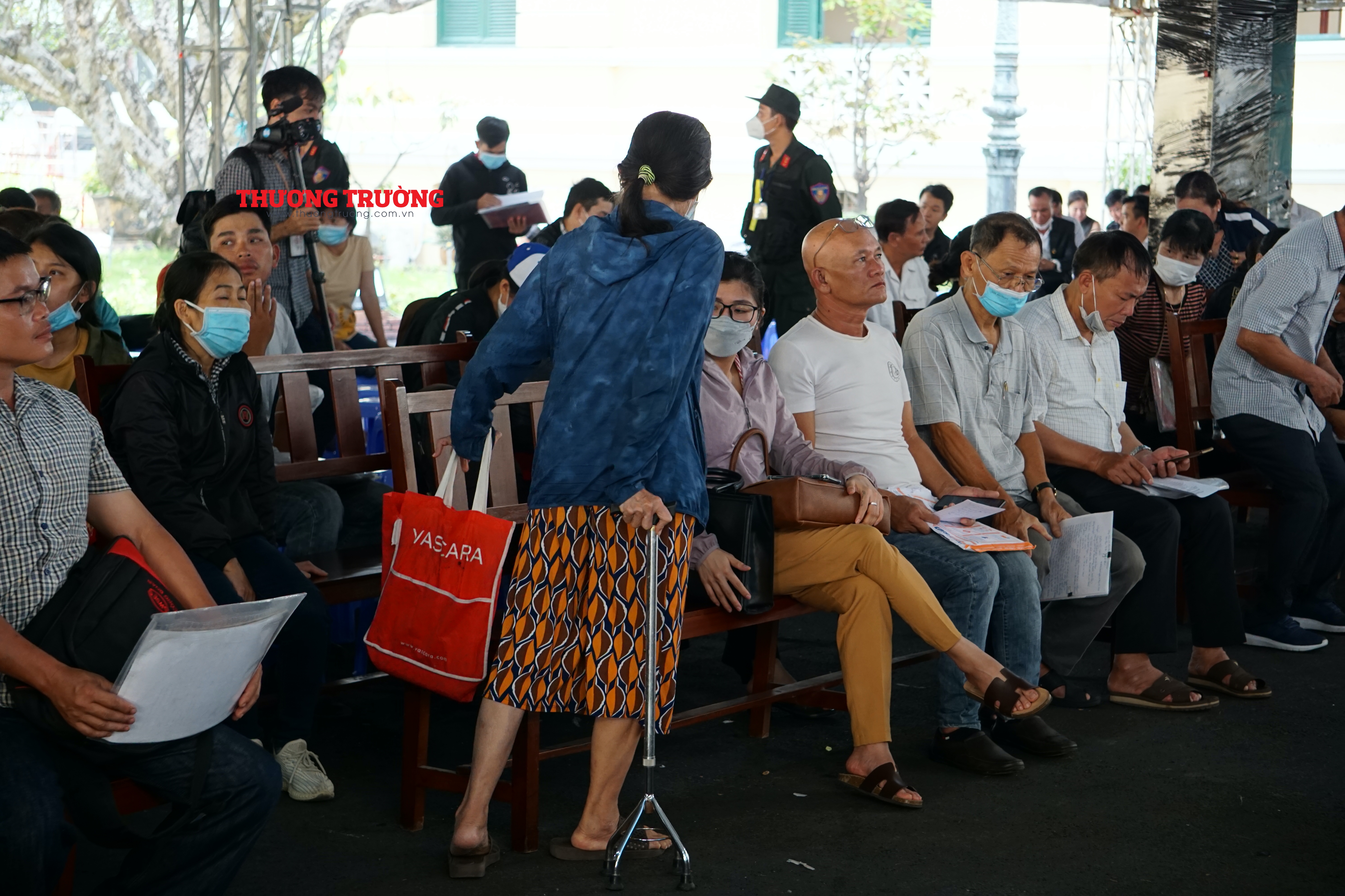 Xét xử Công ty Alibaba Bị hại chống gậy đi hầu toà vì mua phải 12 lô đất tại dự án ma