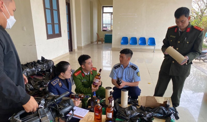 Phát hiện hơn 2.000 chai rượu ngoại nhập lậu trên xe thư báo ở Quảng Bình