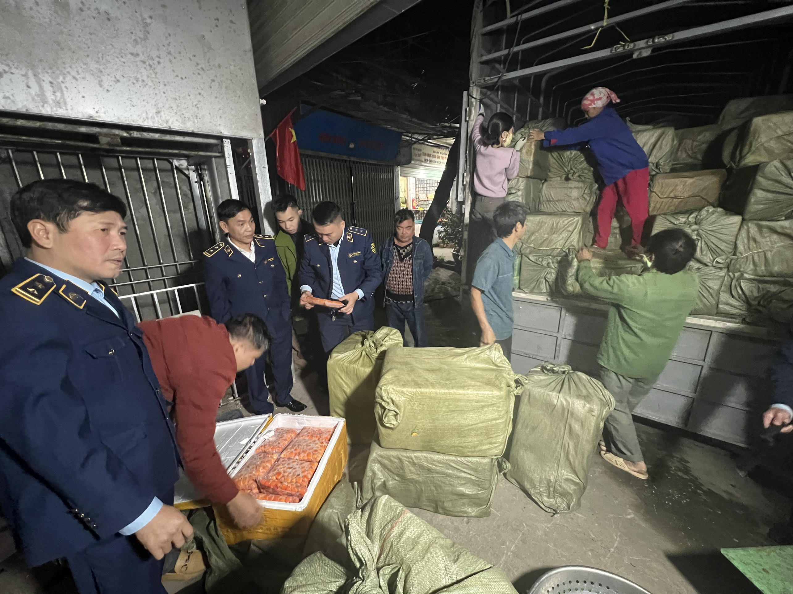 Tiếp tục bắt giữ số lượng khủng tràng trứng đông lạnh không rõ nguồn gốc