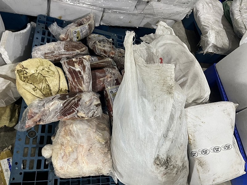 Phát hiện một công ty mua gom lượng lớn thực phẩm bẩn để bán lẻ cho quán ăn, nhà hàng