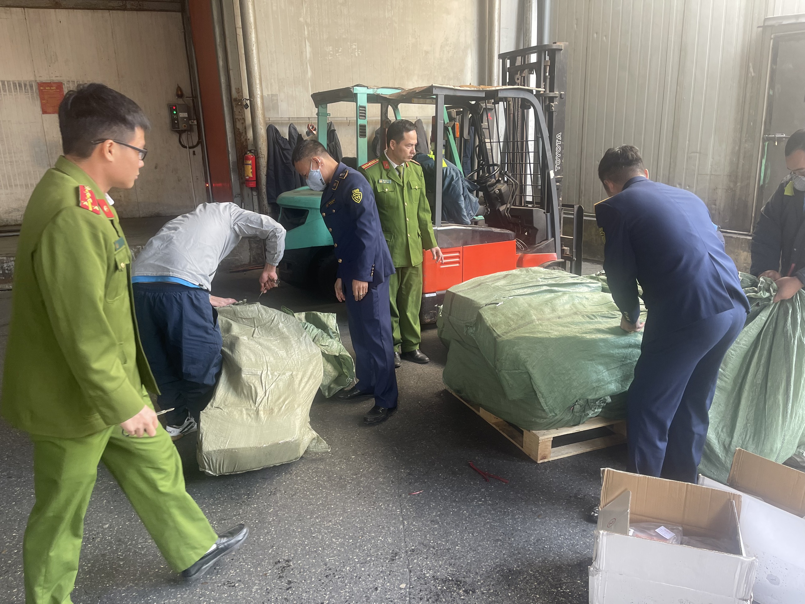 Phát hiện trên 500kg ức vịt xông khói không hóa đơn, chứng từ