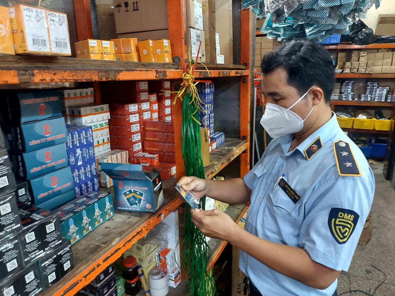 Phát hiện hàng chục nghìn sản phẩm vi phạm tại chợ bán phụ tùng xe máy lớn nhất phía Nam