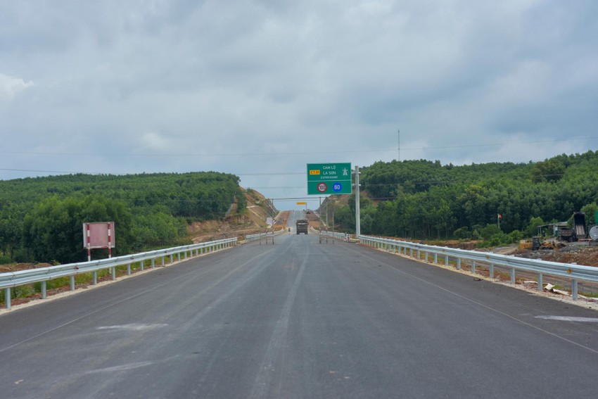 Chuẩn bị đưa vào khai thác tuyến cao tốc Bắc Nam đoạn Cam Lộ - La Sơn