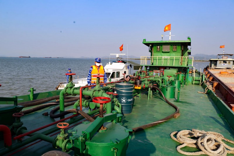 Tàu chở 15.000kg dầu không rõ nguồn gốc bị bắt giữ 