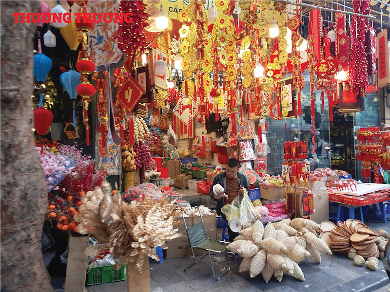 Ngập tràn các loại đồ trang trí Tết 2023 trên các tuyến phố Hà Nội