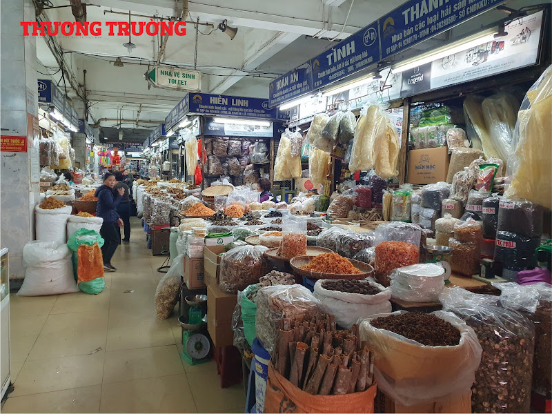 Hà Nội Chợ Đồng Xuân ngập hàng Tết, khách thưa thớt hơn mọi năm