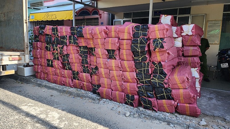 Tạm giữ 2 đối tượng vận chuyển 93.000 bao thuốc lá lậu