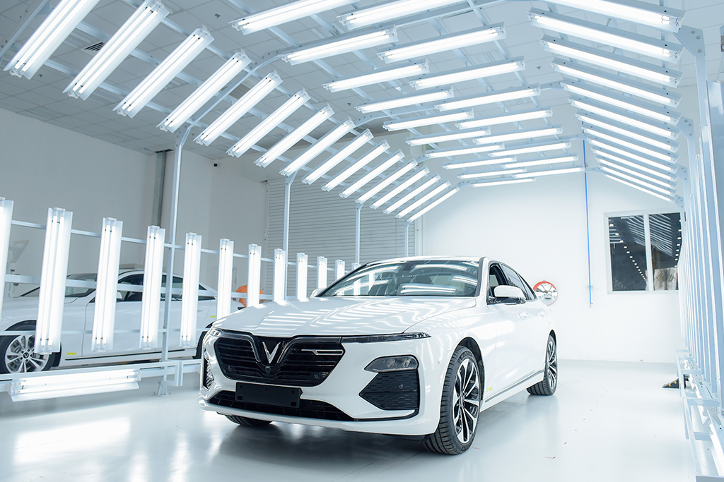 VinFast chơi trội cho khách hàng kiểm định và tự lái xe xuất xưởng