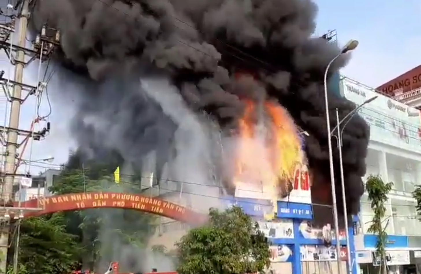 Cháy lớn tại siêu thị 90K, đường Hùng Vương, phường Hoàng Văn Thụ, TP Bắc Giang