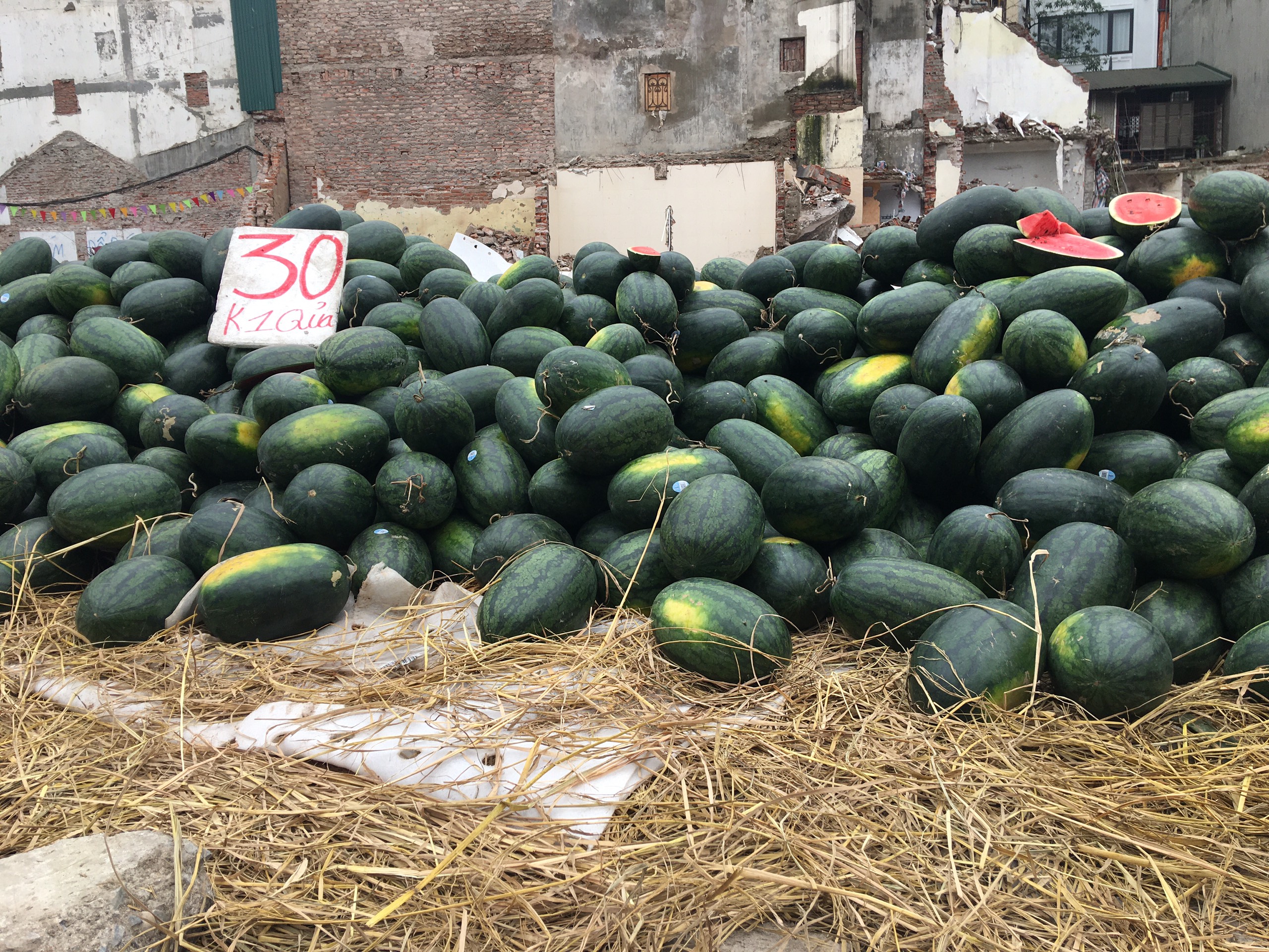 Người dân Hà Nội đồng lòng, chung tay “giải cứu dưa hấu”