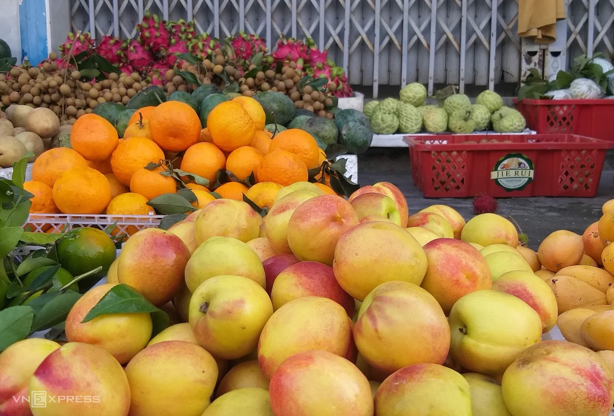 Rau quả Trung Quốc ồ ạt vào Việt Nam, tăng 83% so với cùng kỳ