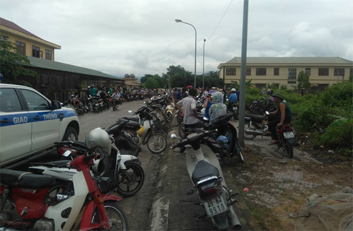 bon-ba-chau-bi-doat-mang-trong-dem-1