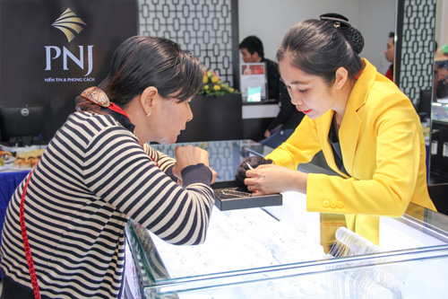 Đôla ngân hàng bật tăng, vàng SJC đi ngang