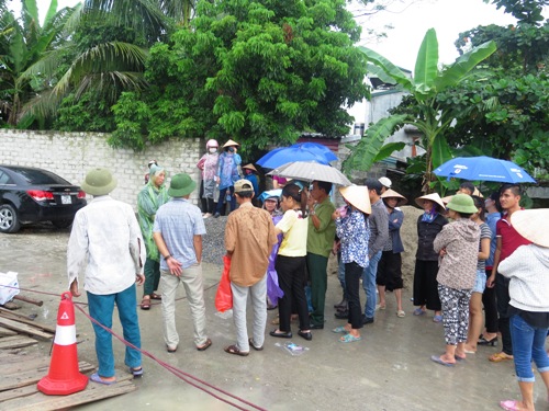 hai-thanh-nien-la-xuat-hien-truoc-khi-4-ba-chau-bi-sat-hai-2