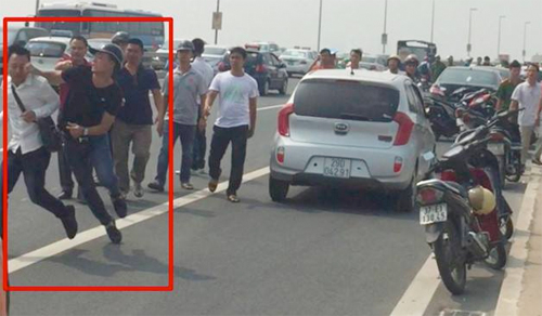 nha-bao-bi-cong-an-dam-vao-dau-can-tro-tac-nghiep