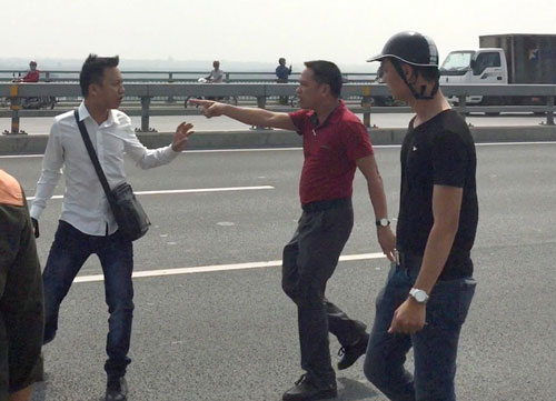 nha-bao-bi-cong-an-dam-vao-dau-can-tro-tac-nghiep-1