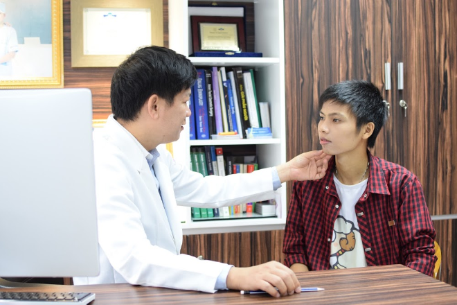 tre-hoa-khuon-mat-cho-chang-trai-gia-hon-tuoi-vi-ho-hai-ham-xin-bai-edit-3