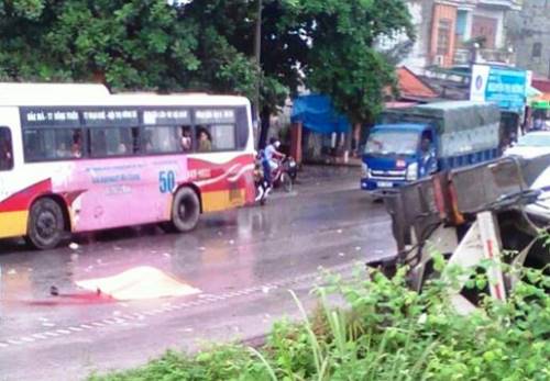 Xe biển xanh húc bay người đi đường