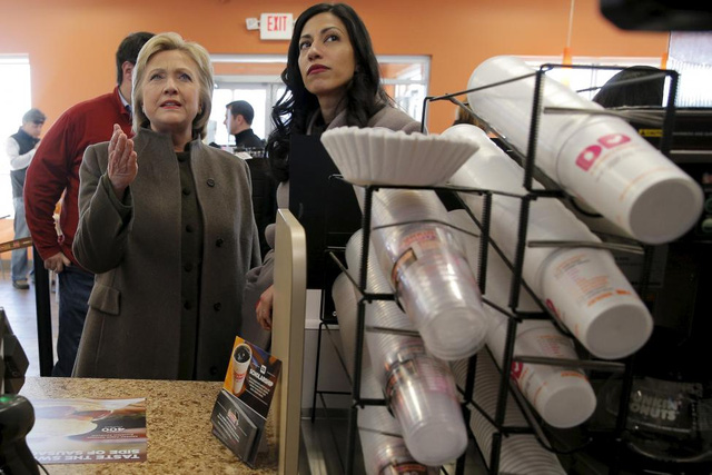  Huma Abedin là một trong những trợ lý thân cận nhất của cựu Ngoại trưởng Mỹ và hiện đảm nhận vị trí Phó Chủ tịch chiến dịch tranh cử của bà Clinton. 