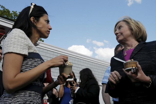  Trước đó, Abedin là Phó chánh văn phòng của của Ngoại trưởng Clinton từ 2009-2013. 
