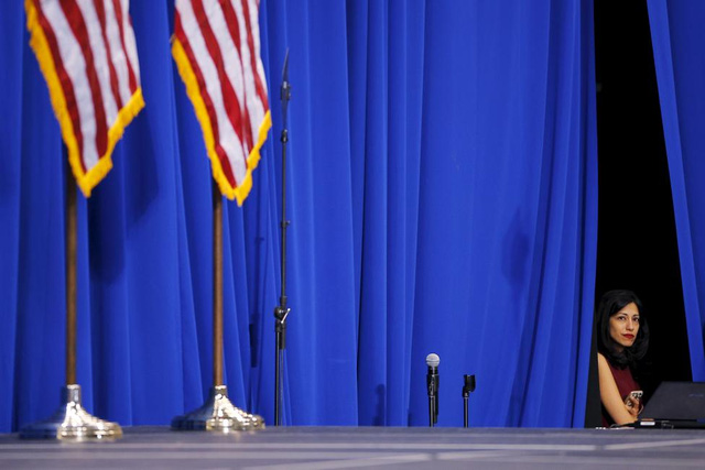  Abedin từng được báo chí Mỹ gọi với biệt danh như vũ khí bí mật của Hillary Clinton. 