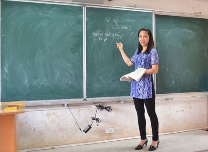 CÔ GIÁO MANG TRANG PHỤC ÁO CÓM  Ở TRƯỜNG THPT YÊN LẠC