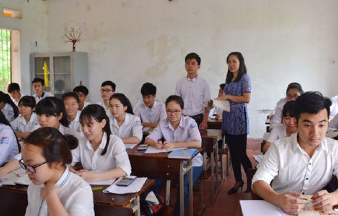 Cô giáo Cầm Thị Bích Thu tận tình với  học sinh trong giờ lên lớp