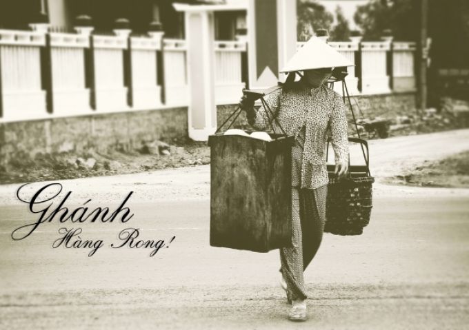 Nhọc nhằn gánh hàng rong trên phố phường