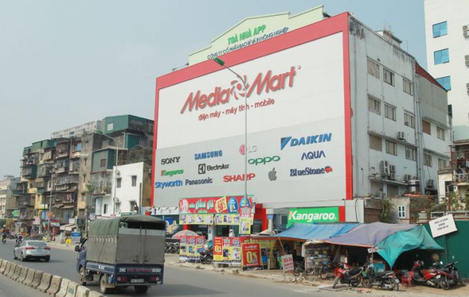 Biển quảng cáo tấm lớn của Siêu thị Media Mart trên đường Trường Chinh. Ảnh: Công Hùng