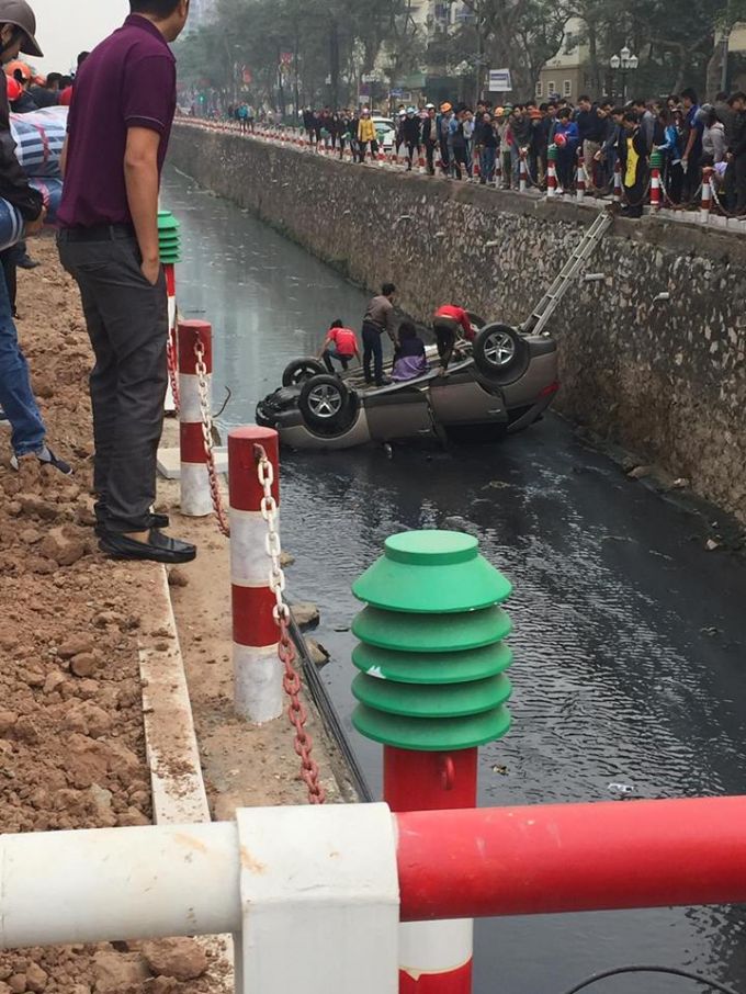 Hà Nội Ô tô lao xuống kênh, một phụ nữ bị mắc kẹt