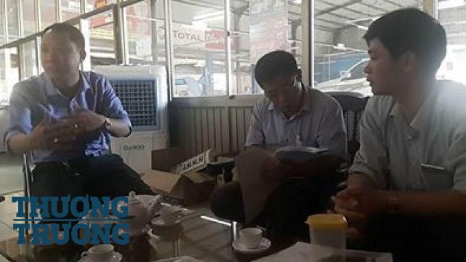 Ông Lê Văn Chung, Giám đốc Công ty TNHH TM&DV ô tô Vinh trao đổi với PV