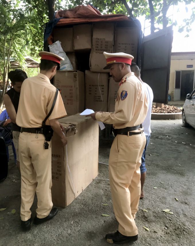 Chiếc xe tải nhồi 29 th&ugrave;ng c&aacute;c-t&ocirc;ng chứa đồ chơi trẻ em.