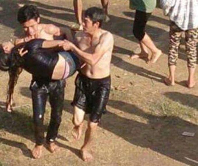 Anh trai bất lực nhìn em chìm vào xoáy nước