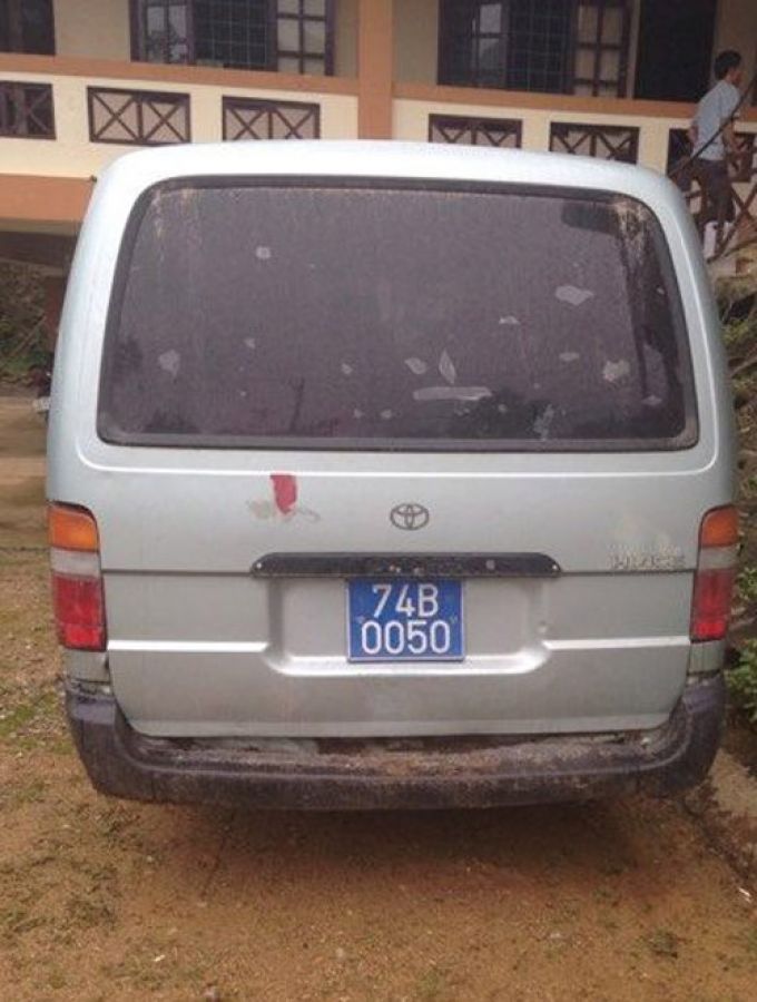 Chiếc xe biển xanh có hành vi chở gỗ trái phép.