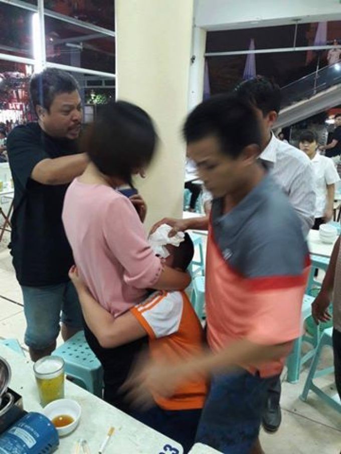Xích mích trên bàn nhậu, ném bát vào cháu bé 9 tuổi