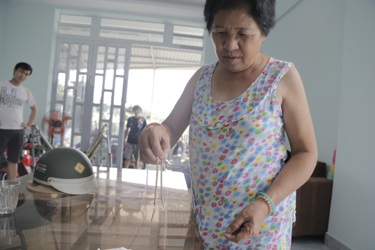  Bà Hoa cùng sợi một nửa sợi dây chuyền còn lại 