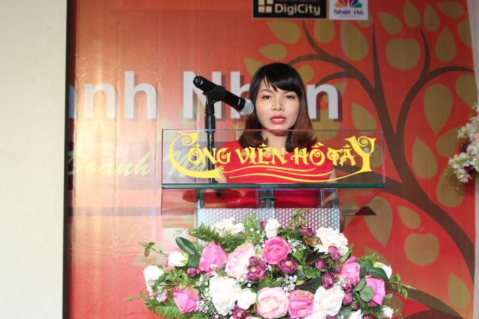 Bà Bích Sinh - Giám đốc cty Vân Nguyên phát biểu khai mạc