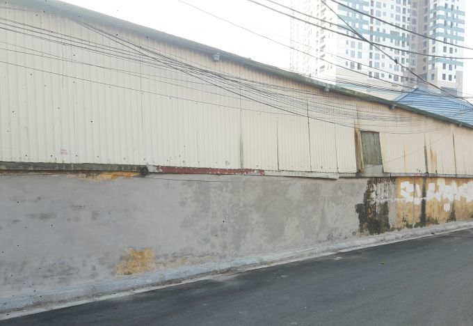 Vị trí bức tường bị húc đổ.