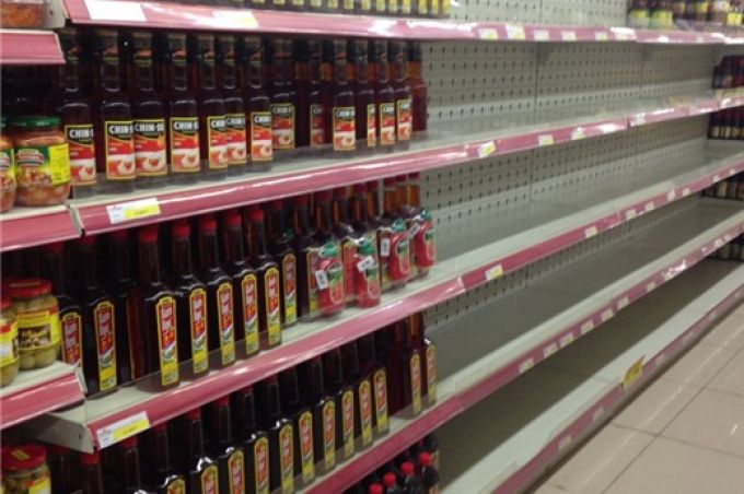 Kệ sản phẩm nước mắm truyền thống trống trơn tại Fivmart.