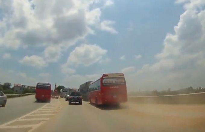 Cảnh sát nổ súng ngăn chặn huyết chiến giữa hai xe khách