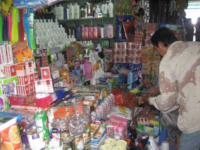 Tạp hóa truyền thống yếu ớt trước những con sóng thần